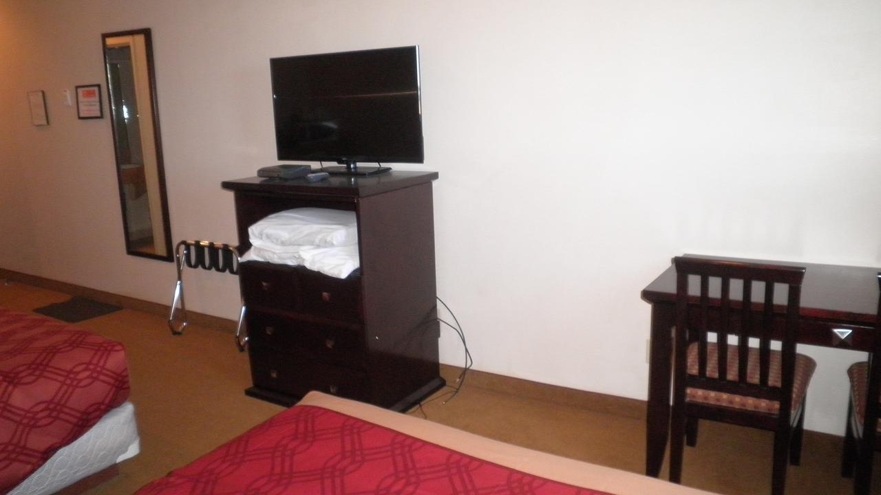 Econo Lodge Inn & Suites Innisfail Buitenkant foto
